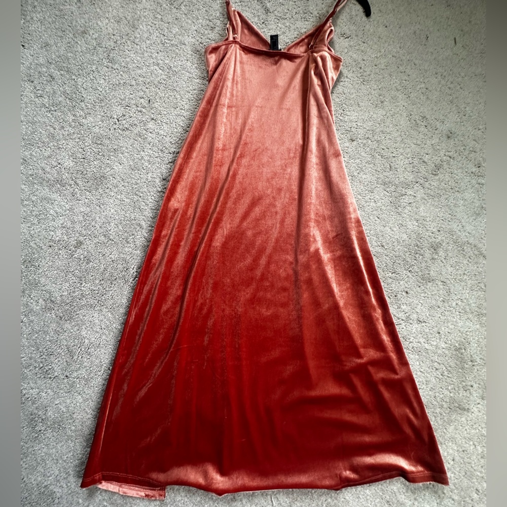 Forever 21 velvet dress. Form fitting with slit. Size medium
